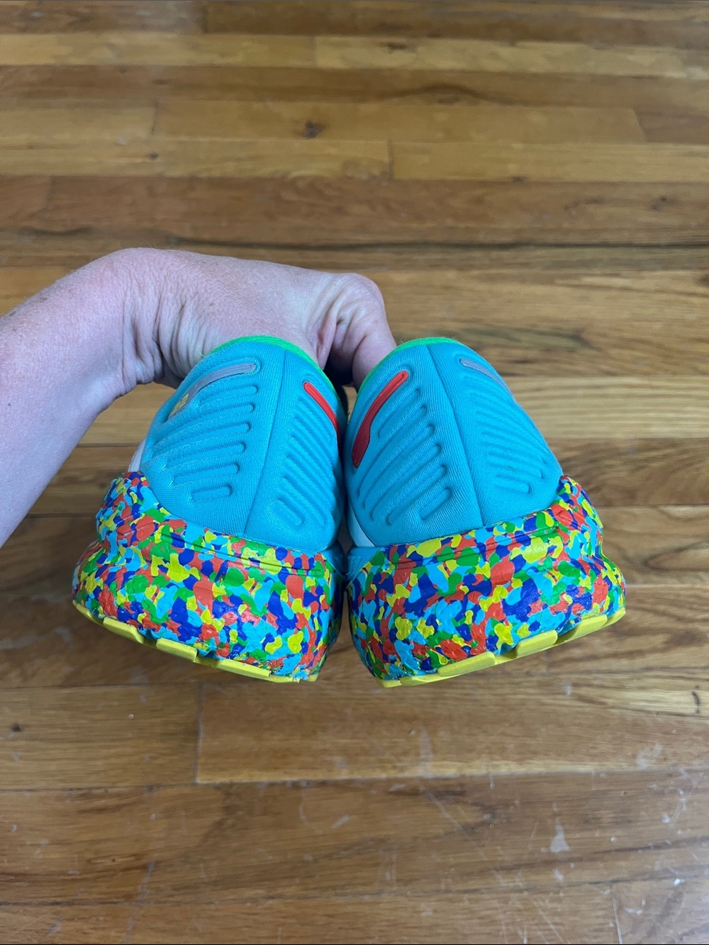 Brooks Adrenaline GTS 22 running shoes in the "Bowl O'" multicolor colorway - Picture 3 of 5